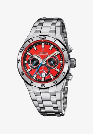 Montre en acier inoxydable avec un cadran rouge, des sous-cadrans noirs, des marqueurs d'heure en argent et une fonction chronographe. Comprend un bracelet en métal et un guichet de date.
