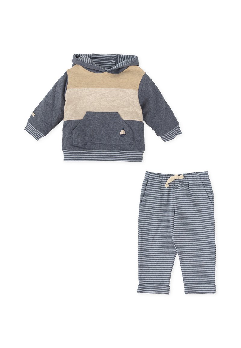 Sudadera con capucha en azul marino, beige y crema, con un bolsillo tipo canguro; pantalones a rayas en azul marino y blanco a juego con una cinturilla elástica.