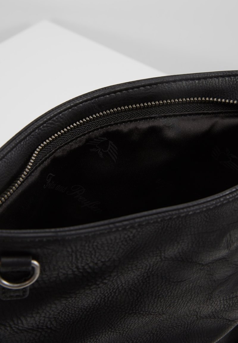 Borsa a tracolla in pelle nera con superficie testurizzata, chiusura con cerniera e fodera interna liscia nera con dettagli di marchio delicati.