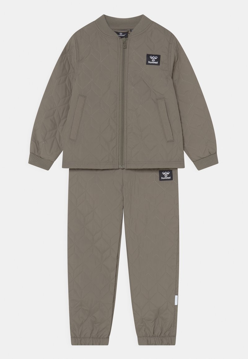 Vadderad jacka och byxset i olivgrön färg med dragkedjestängning, sidofickor och märkta etiketter på båda plaggen för identifiering.