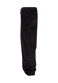 Pantalon en velours côtelé noir vu de côté avec poche arrière visible et passants de ceinture, légèrement froissé en bas de l’ourlet.