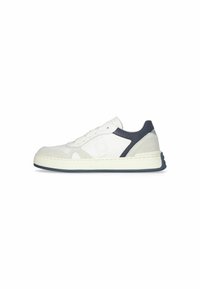 Sneaker bianco con dettagli blu navy, materiali in pelle e suede, suola in gomma piatta, punta rotonda e dettagli di cucitura minimi.
