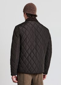 Dunkelbraune Steppjacke mit Diamantmuster, ausgestattet mit Kragen und langen Ärmeln. Das Material hat eine glatte Textur und ein leichtes Design.