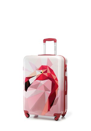 Valise rigide avec un design de flamant géométrique, finition brillante blanche et rose, accents rouges, roues doubles et poignée rétractable.