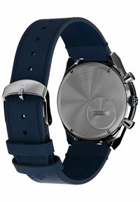 Orologio Timex con cinturino in pelle blu navy, cassa in acciaio inossidabile e fondo liscio in argento. Tra le caratteristiche ci sono una finitura lucida e accentuazioni hardware visibili.