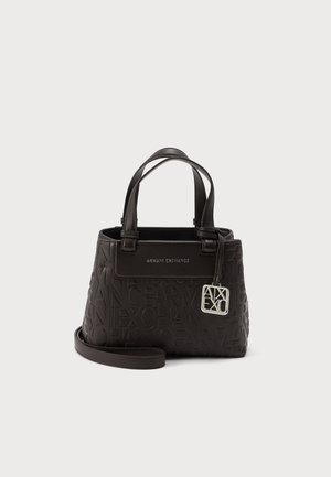 Čierna kožená kabelka Armani Exchange s reliéfnym vzorom loga, dvoma rúčkami, odnímateľným remienkom a strieborným značkovým príveskom na boku.