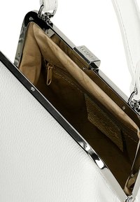 Borsa in pelle bianca con forma strutturata, hardware in metallo argentato e interno in tessuto beige dotato di tasca con zip.