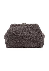 Sivi clutch s teksturom krzna u kutijastom obliku, s preklopom od srebrnog metala. Mekani, kovrčavi materijal daje trodimenzionalni izgled.
