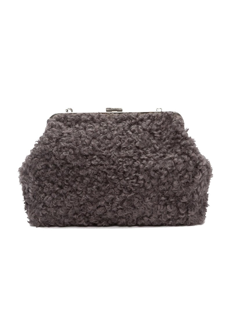 Sivi clutch s teksturom krzna u kutijastom obliku, s preklopom od srebrnog metala. Mekani, kovrčavi materijal daje trodimenzionalni izgled.
