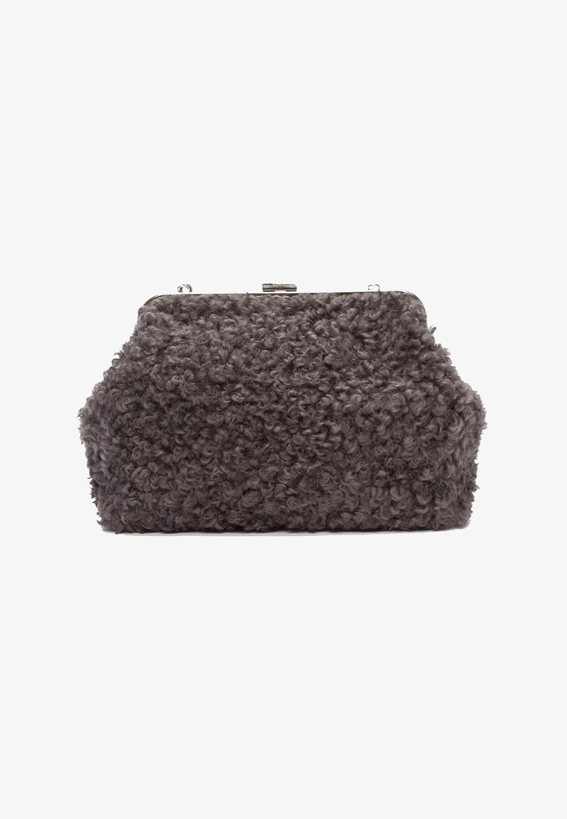 Sivi clutch s teksturom krzna u kutijastom obliku, s preklopom od srebrnog metala. Mekani, kovrčavi materijal daje trodimenzionalni izgled.