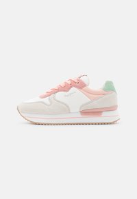 Zapatillas blancas y rosas con materiales de ante y sintéticos, detalles texturizados, suela de goma y la marca "PEPE JEANS" en el lateral.