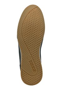Zapato negro con una suela de goma texturizada que presenta un patrón geométrico. La marca Geox es visible en la suela. Costuras en contraste a lo largo de los bordes.