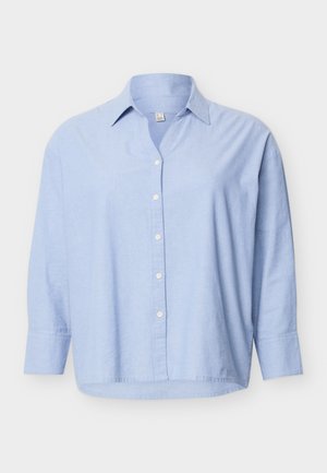 Jasnoniebieska, długorękawowa koszula na guziki z kołnierzykiem, lekko luźnym krojem i białymi guzikami z przodu, na jednolitym tle.