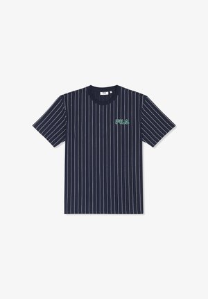 Camiseta de manga corta azul marino con finas rayas verticales blancas y logo verde de FILA en el pecho izquierdo.