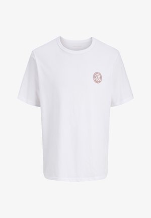 Valkoinen lyhythihainen T-paita pyöreällä pääntiellä, jossa pieni punainen ympyränmuotoinen logo vasemmassa rinnassa.