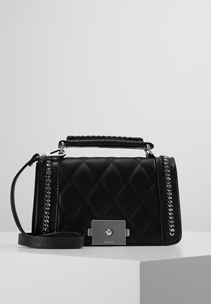 Czarna pikowana torebka na łańcuszku z prostokątną klamrą. Posiada teksturowany pasek i usztywnioną konstrukcję.