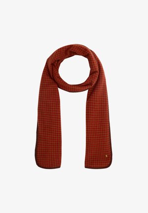 Rød tørklæde med et ternet mønster, lavet af blødt materiale. Kanterne har en kontrasterende mørk trim, der har en lille gylden detalje.