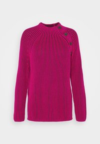 Maglione a maniche lunghe a costine con strisce fucsia e viola scuro, colletto alto e quattro bottoni lungo la spalla sinistra.