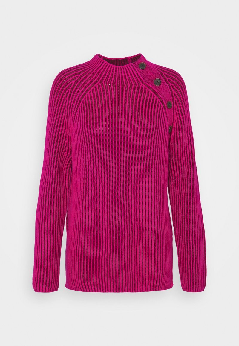 Maglione a maniche lunghe a costine con strisce fucsia e viola scuro, colletto alto e quattro bottoni lungo la spalla sinistra.