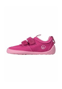 Roze kinderschoenen met klittenbandsluiting, bovenwerk van stof, ronde neus en een gestructureerde zool. Lichtgewicht ontwerp met een lus aan de achterkant.