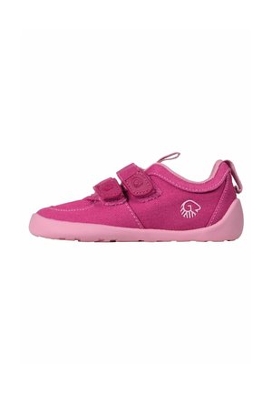 Chaussures pour enfants roses avec des bandes velcro, dessus en tissu, bout rond et semelle texturée. Conception légère avec une languette à l'arrière.
