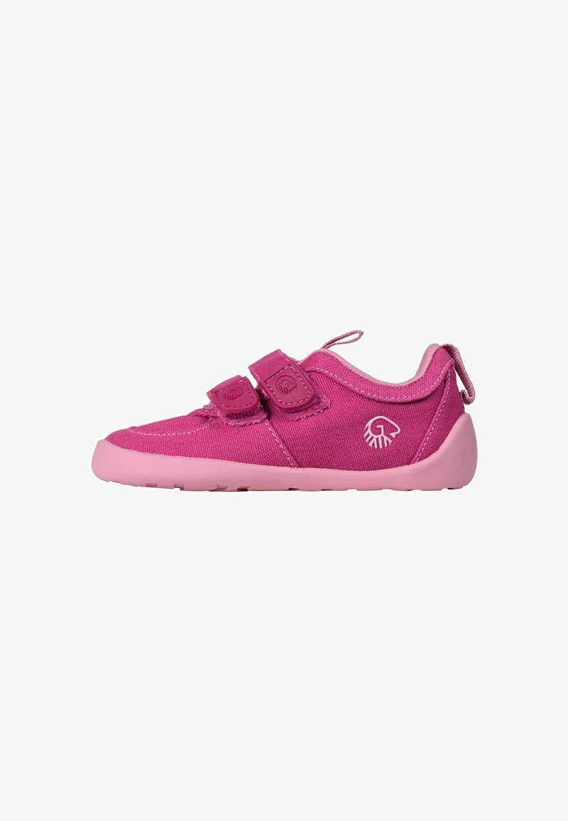 Roze kinderschoenen met klittenbandsluiting, bovenwerk van stof, ronde neus en een gestructureerde zool. Lichtgewicht ontwerp met een lus aan de achterkant.