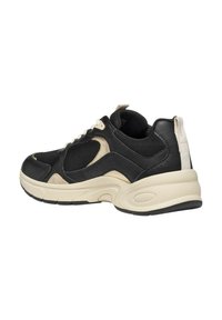 Zapatilla negra y beige que presenta una combinación de materiales de cuero y malla, forma redondeada, suela gruesa y acentos contrastantes en los laterales.