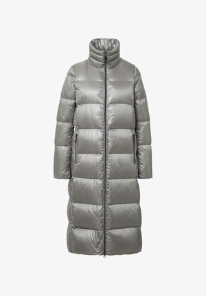 Szary puchowy płaszcz z wysokim kołnierzem, zamkiem błyskawicznym i dwiema bocznymi kieszeniami. Wykonany z błyszczącego, pikowanego materiału o długości do kolan.