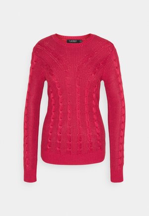 Maglione rosso a trecce con maniche lunghe e scollo rotondo, caratterizzato da motivi a treccia verticale testurizzati e polsini e orlo a coste.