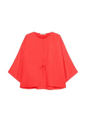 Blusa roja de corte holgado con mangas tres cuartos y un pequeño detalle de lazo delantero, con escote redondo y bajo recto.