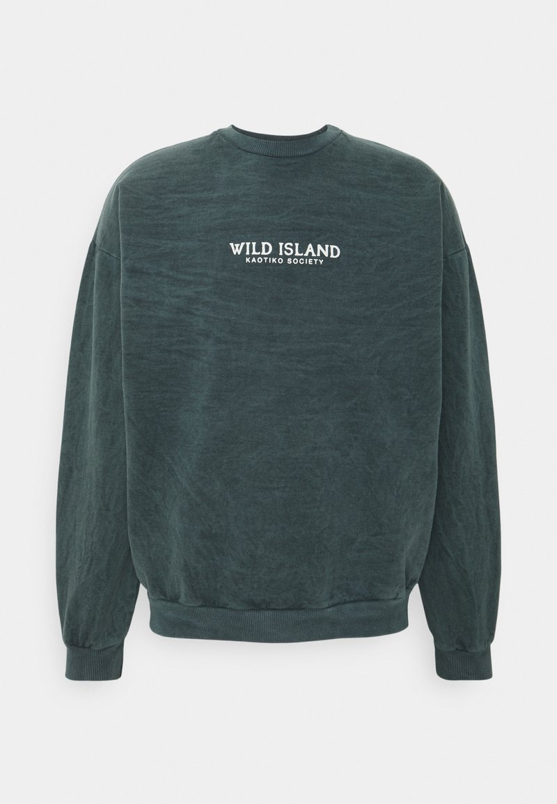 Sudadera verde de manguitos largos, cuello redondo y puños elásticos. Presenta texto blanco: "WILD ISLAND KAOTIKO SOCIETY" en la parte trasera. Textura suave.