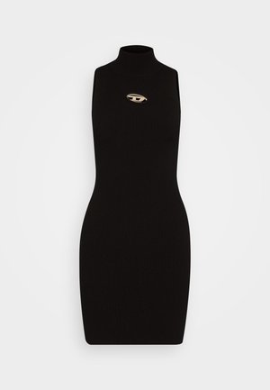 Vestido preto canelado sem mangas com um gola alta e um detalhe em logotipo dourado na parte da frente. Design ajustado, textura suave, estilo minimalista.