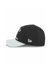 Schwarze Kappe mit einem hellblauen Schild, bestickten Details an der Vorder- und Seite sowie einer weichen Stofftextur. Enthält ein kleines Logo-Detail.