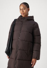 MAMALICIOUS URSA PUFFER JACKET - Cappotto invernale - chocolate torte