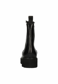 Zwarte enkellaarsjes met een glanzende leren afwerking, voorzien van een trekband en een gestructureerde sole, die een elegante en moderne uitstraling uitstralen.