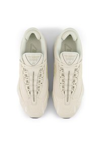 Αθλητικά παπούτσια σε ανοιχτό μπεζ χρώμα με υφή, κομψό σχεδιασμό, διακριτική επωνυμία και σύστημα κορδονιών. Διαθέτουν ενισχυμένη σόλα για άνεση.