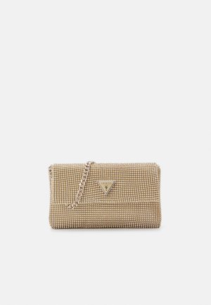 Pochette à chaîne dorée couverte de petits strass avec une plaque triangulaire au logo Guess sur le rabat avant.