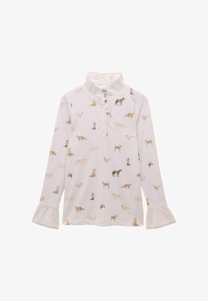 Cămașă albă cu mânecă lungă, cu guler henley, manșete încrețite și un model repetat cu animale și echipamente de echitație în nuanțe de maro deschis.