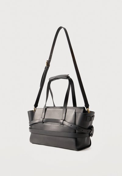 Μαύρη δερμάτινη τσάντα χειρός με δύο κοντά χερούλια, αποσπώμενο μακρύ ιμάντα ώμου και δομημένο ορθογώνιο σχήμα.