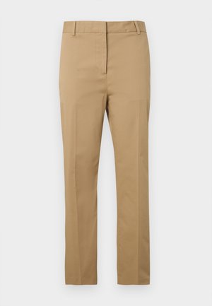 Pantalones de algodón beige con corte recto, que presentan una sola pinza frontal, trabillas para cinturón y cierre de cremallera. Textura lisa, sin estampados.