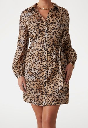 Frau trägt ein knöpfbares Kleid mit Leopardenmuster, langen Ärmeln und passendem Gürtel, accessorisiert mit einer goldenen Kettenhalskette und einem Armband.