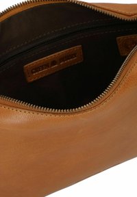 Borsa in pelle marrone con finitura texturizzata, dotata di chiusura con zip e fodera in tessuto. L'etichetta interna riporta la scritta "GREEN BURLY."