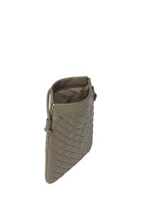 Vävd läderclutch i dämpat grått, med dragkedja och en slät insida. Kompakt med en strukturerad, rektangulär form.