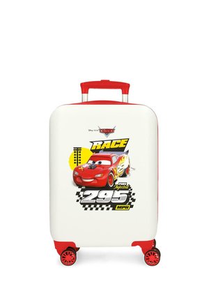 Maleta infantil blanca y roja con una ilustración de un coche de carreras, la palabra "RACE" y el texto de velocidad "295 MPH" en el frente.