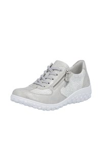 Baskets gris clair avec imprimé floral, lacets gris, fermeture éclair latérale et semelle blanche texturée, présentées en angle sur fond blanc.