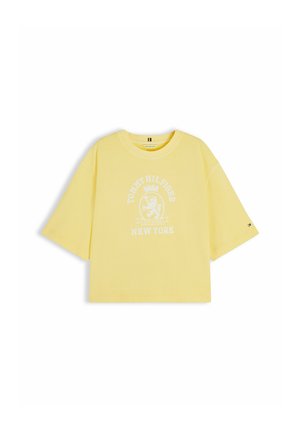 Gele oversized korte mouw t-shirt met wit wapenschildlogo en de tekst "Tommy Hilfiger New York" aan de voorkant.