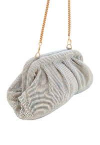Clutch bag in argento con design arricciato, dotata di una tracolla in oro e una superficie testurizzata di piccole perline luccicanti.