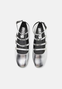 Chaussures argentées métalliques avec un bout arrondi, dotées de trois brides décoratives à l'avant et d'une bride à la cheville. Surface lisse, design minimaliste.