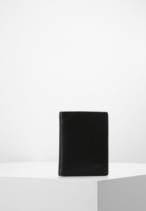 Sort læderpung med en glat tekstur, rektangulær form og subtil logoaccent i nederste højre hjørne.