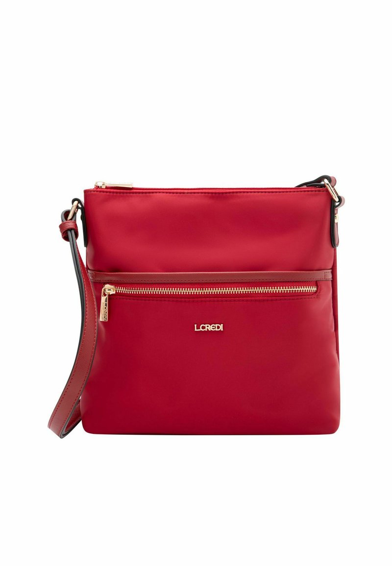 Rote Umhängetasche aus synthetischem Material mit einer vorderen Reißverschlusstasche, goldfarbenen Beschlägen und einem abnehmbaren Riemen. Glatte Textur mit Logodetail.